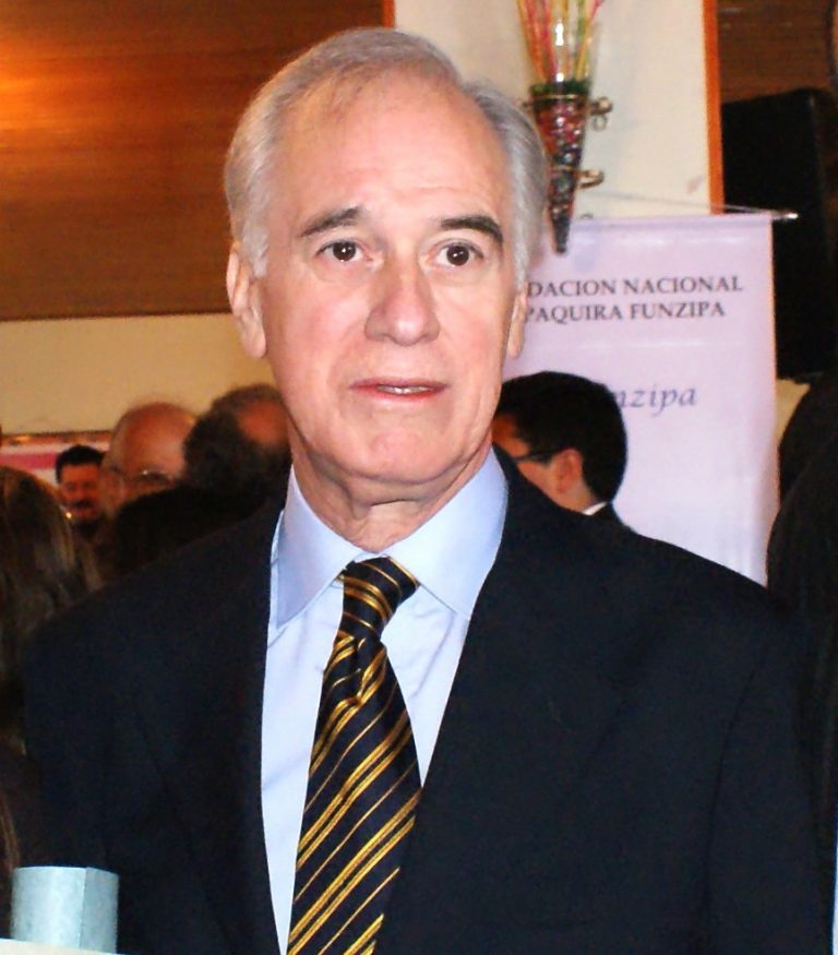 “LA UNIÓN DEL REBAÑO OBLIGA AL LEÓN A ACOSTARSE, SIN COMER” | ENTREVISTA A GUSTAVO CASTRO CAYCEDO