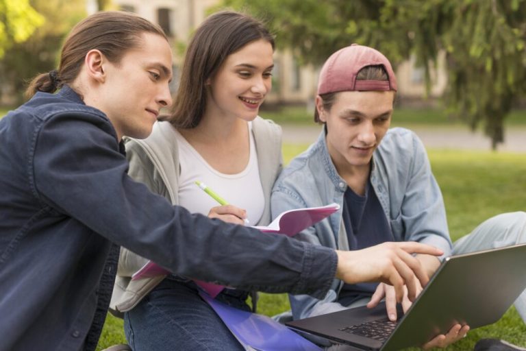 ¿Qué estudiaron los colombianos por internet en el 2023?